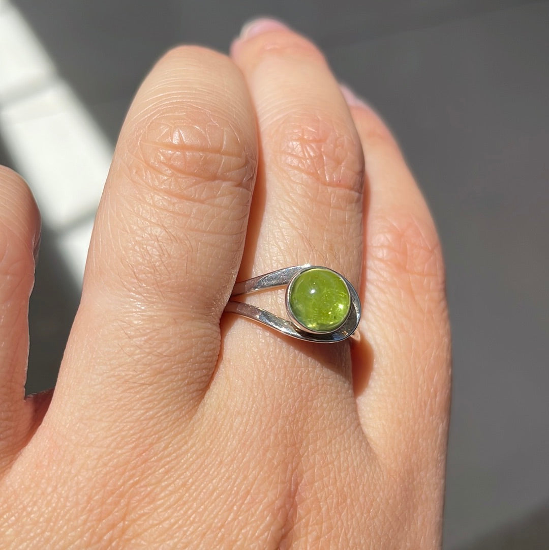 Peridot sterling silver ring - Rivendell Shop