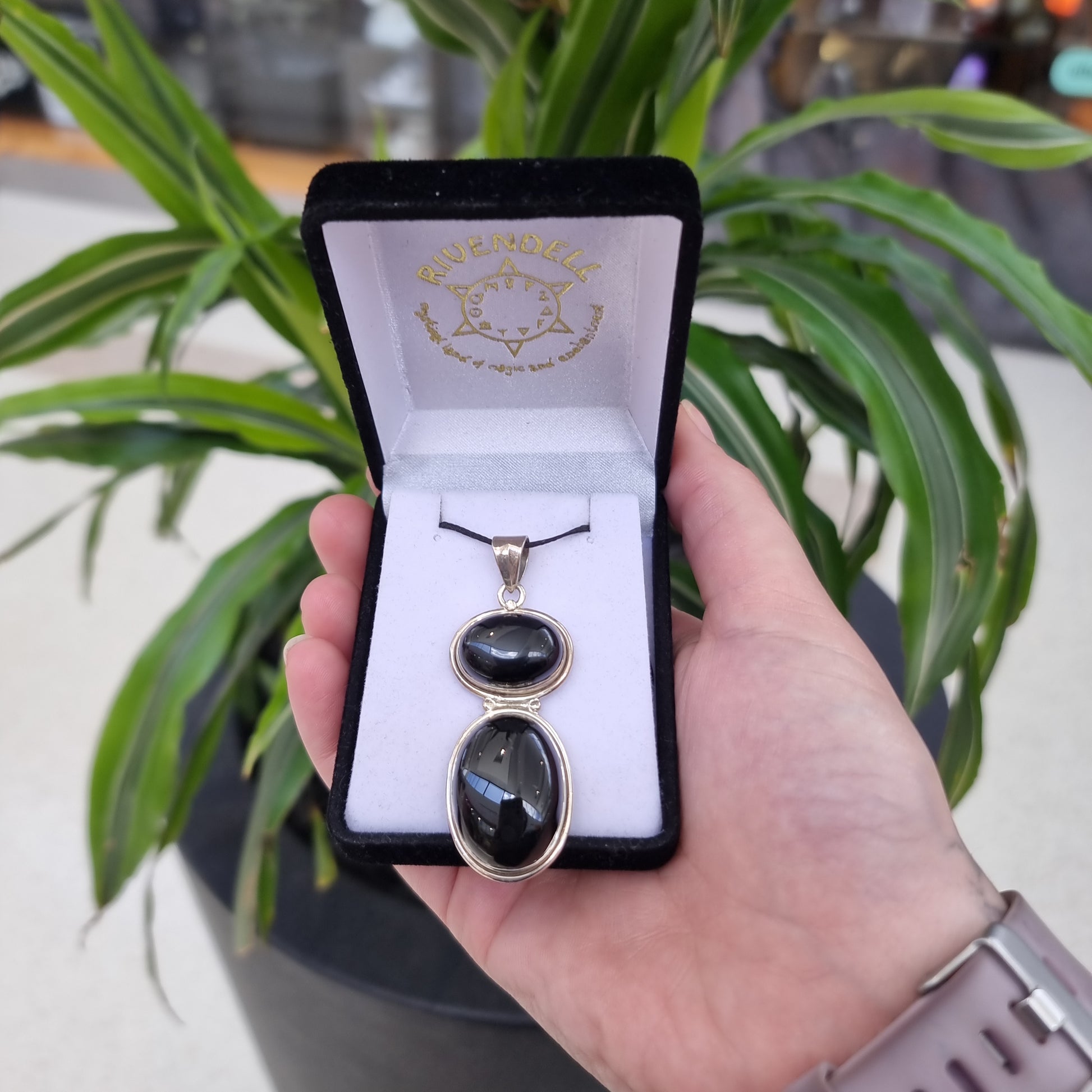 Black onyx pendant - Rivendell Shop