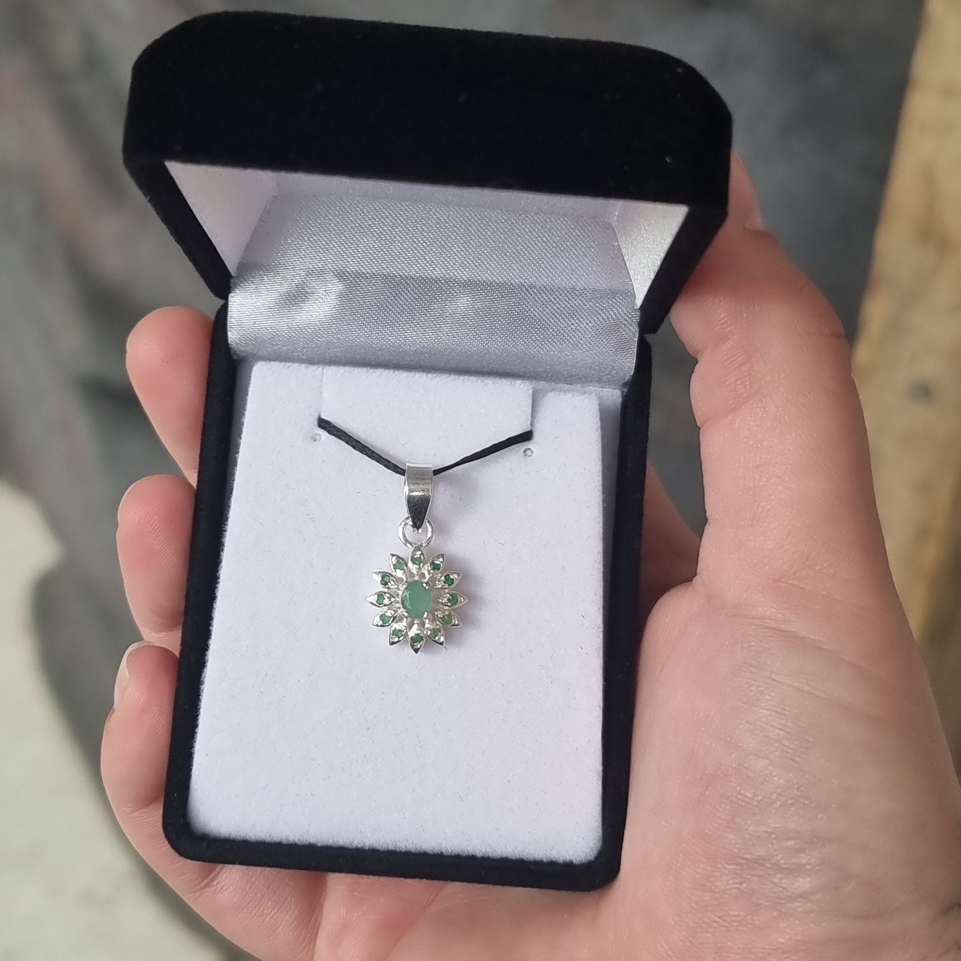 Emerald pendant - Rivendell Shop