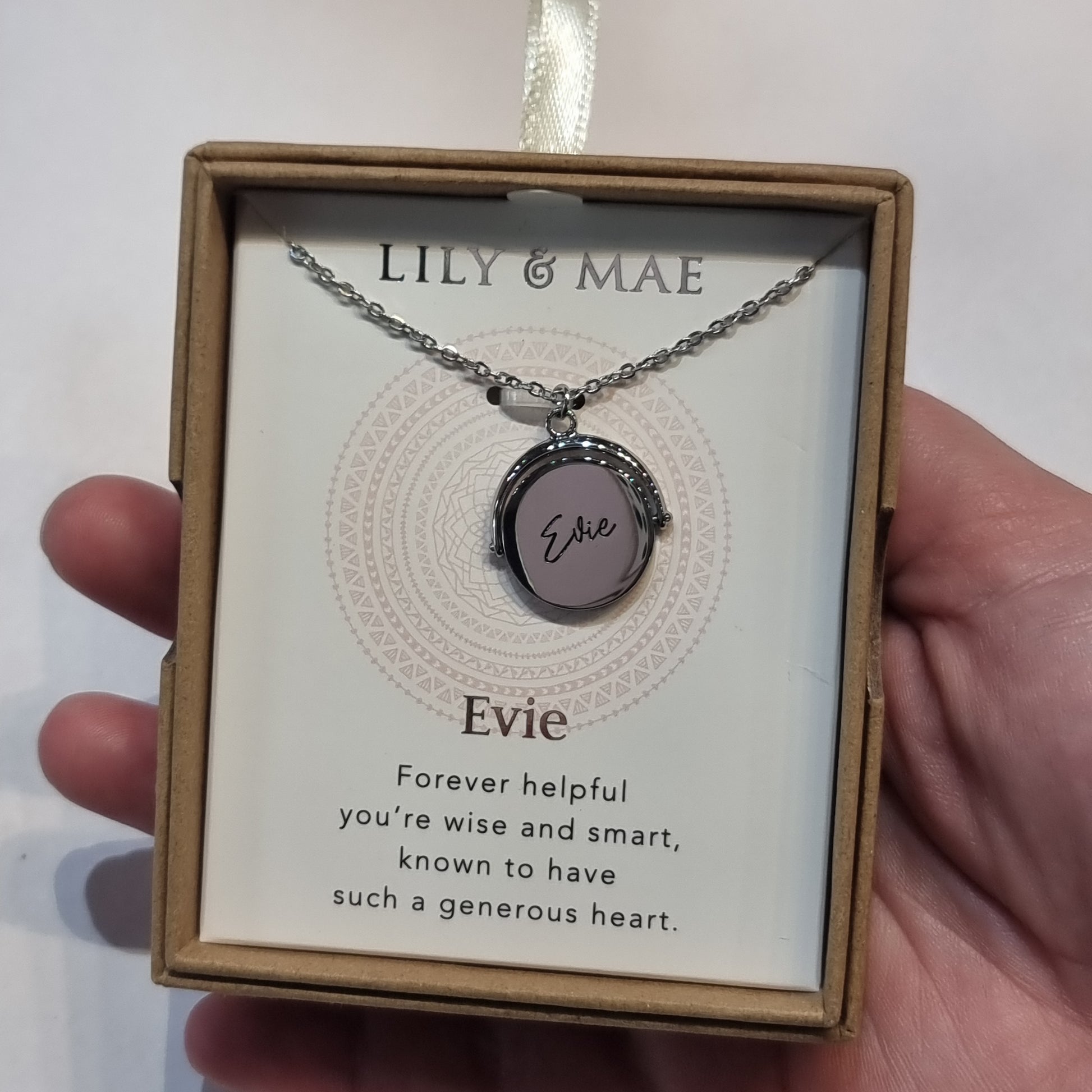 L&M spinning necklace - Evie - Rivendell Shop